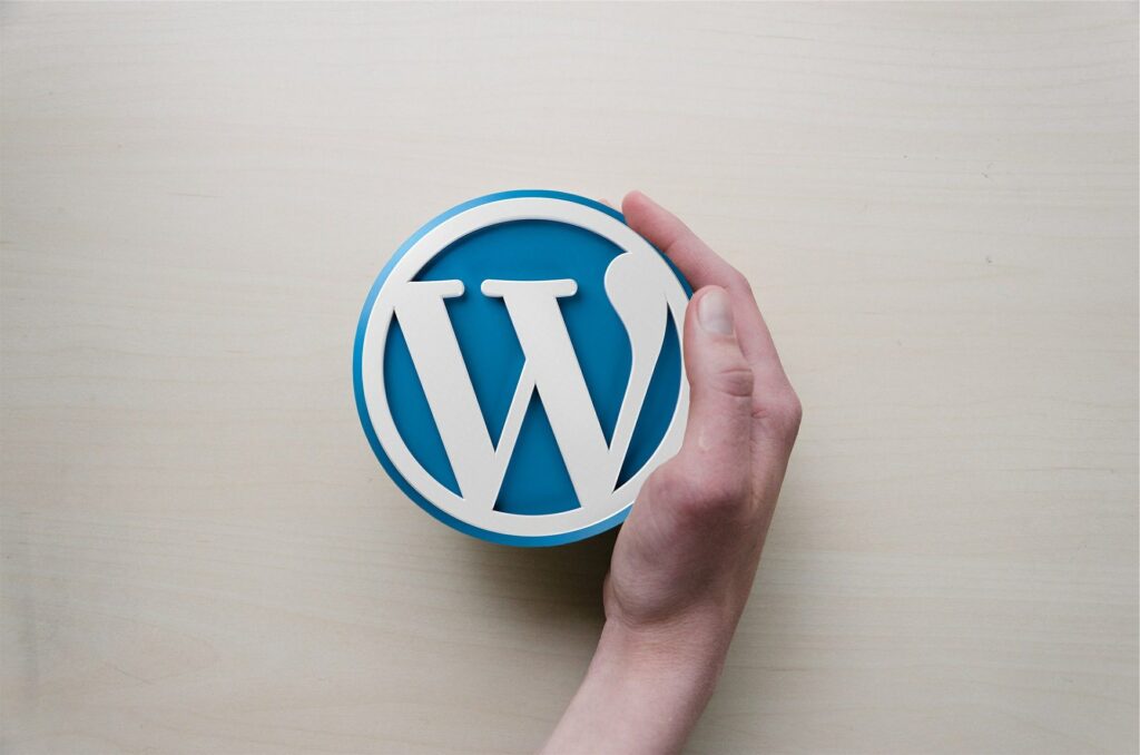 wordpress Une main qui tient le logo de wordpress