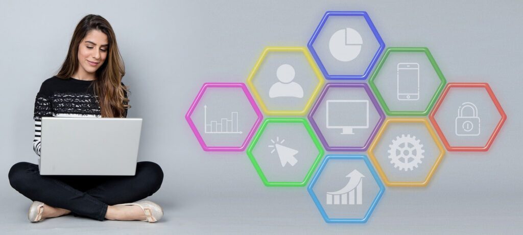 digital femme devant son ordinateur