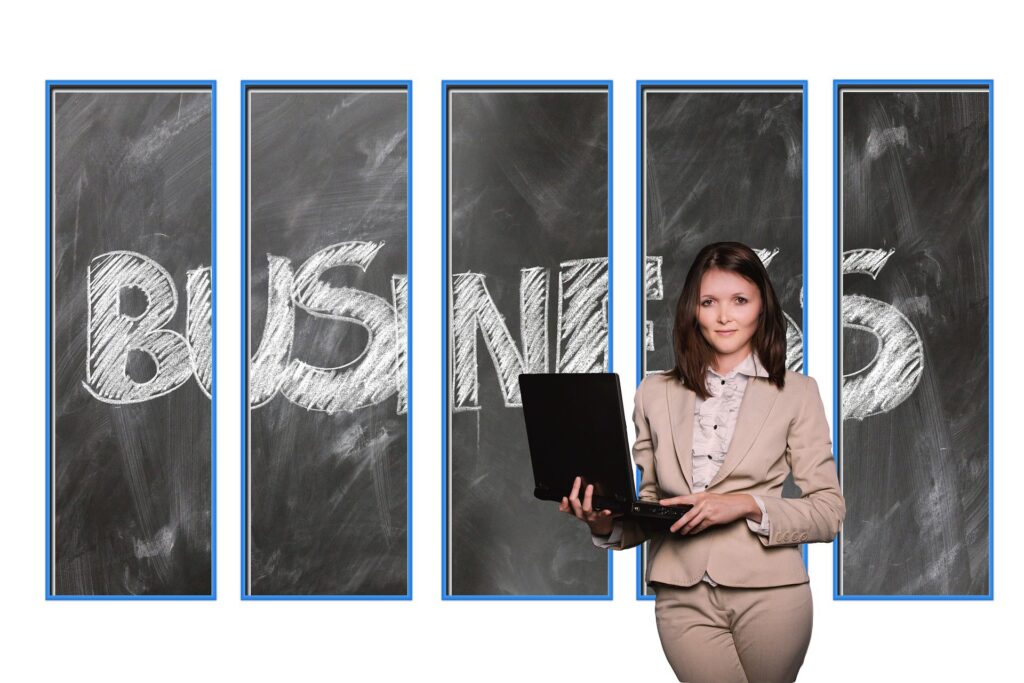 analysis femme tenant son ordinateur