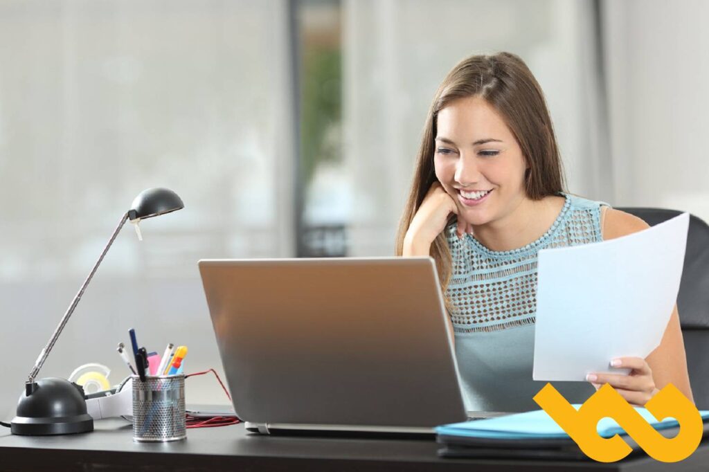 Une femme en train d'envoyer un email pour la fidélisation de ses clients